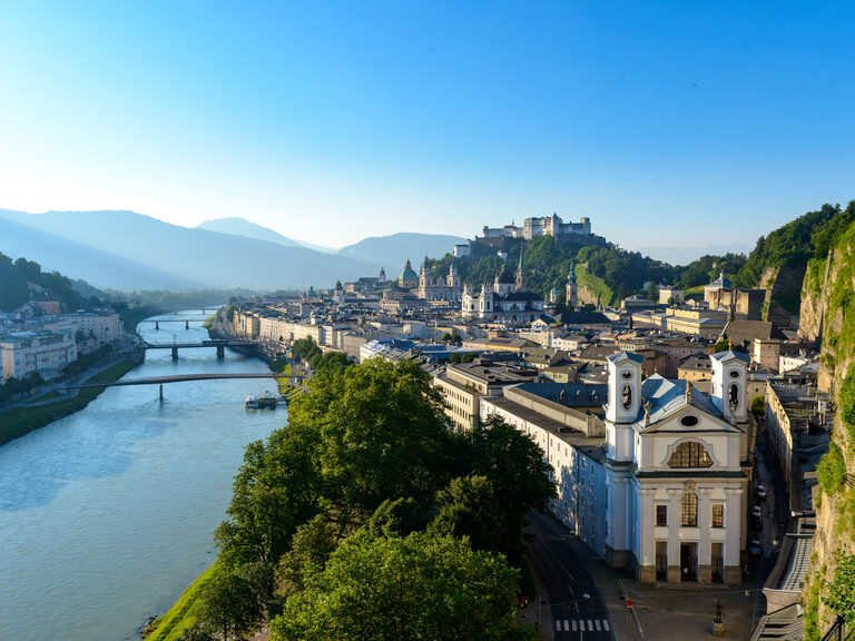 Die beeindruckende Festung Hohensalzburg thront majestätisch über der Stadtlandschaft.